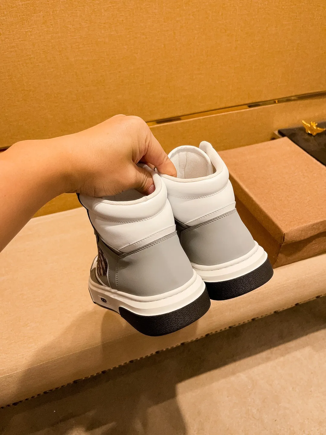 Men's shoes💰 480💰[Dior]🔥 High-end men's shoes brand official website 1:1 latest masterpiece: the upper is made of Italian imported first-layer cowhide with a comfortable and breathable lining➕original non-slip and wear-resistant outsole🔥, making walking more convenient and comfortable! An exclusive new model, a stunning work, a beautiful 1:1 replica [color] compared to the official quality! Create a fashionable personality to set off your uniqueness! A must-have for trendy men! Classic 🔥Size: 38-44 Color: 🔥 3⃣️colors available🔥.